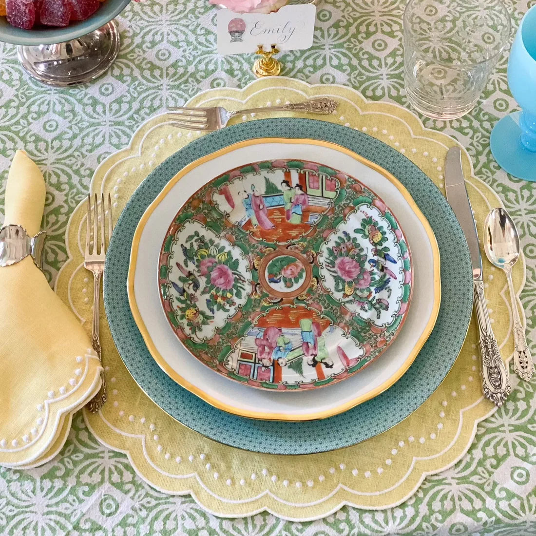 Scalloped Round Single Dots Placemat