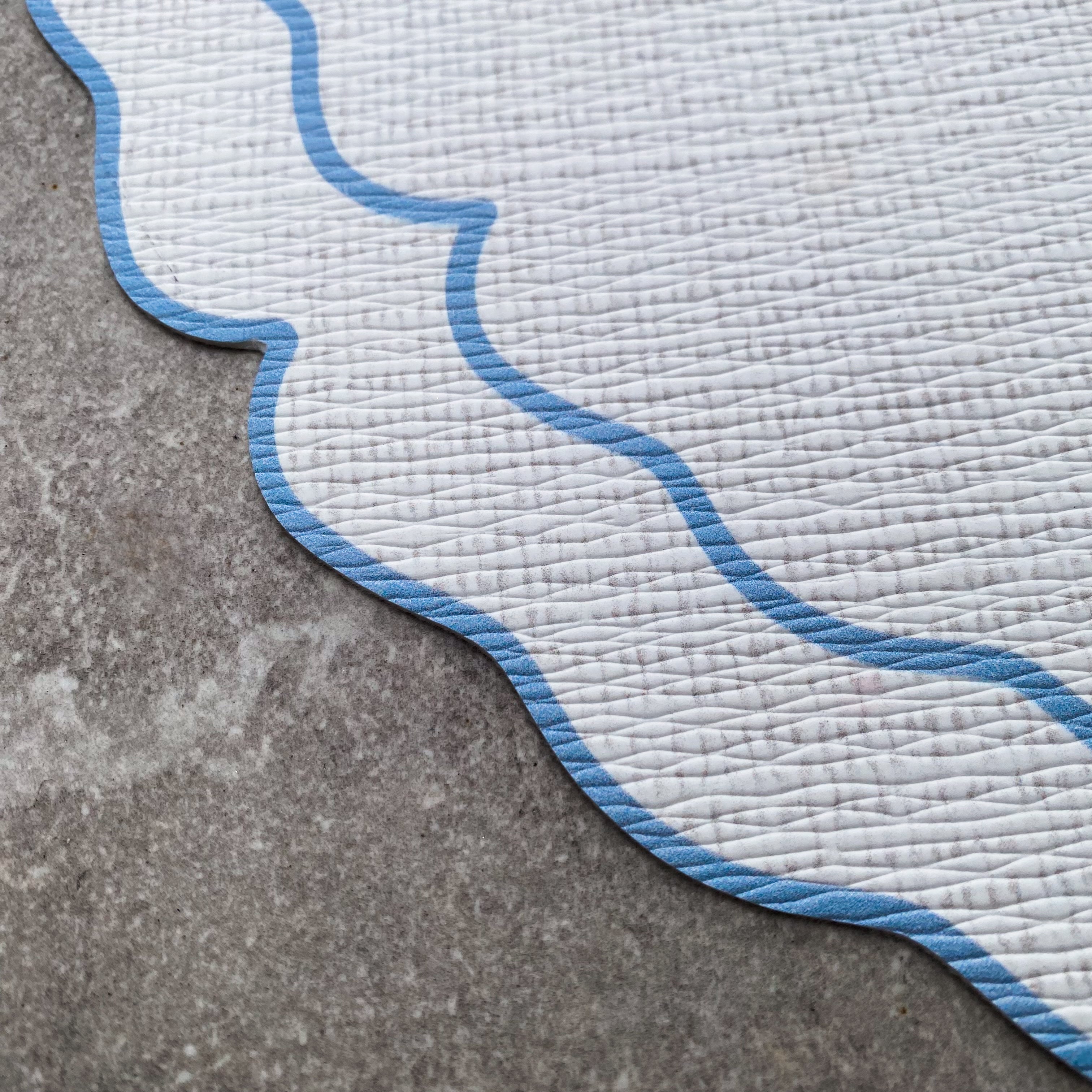 Scalloped Round Vinilo Placemats