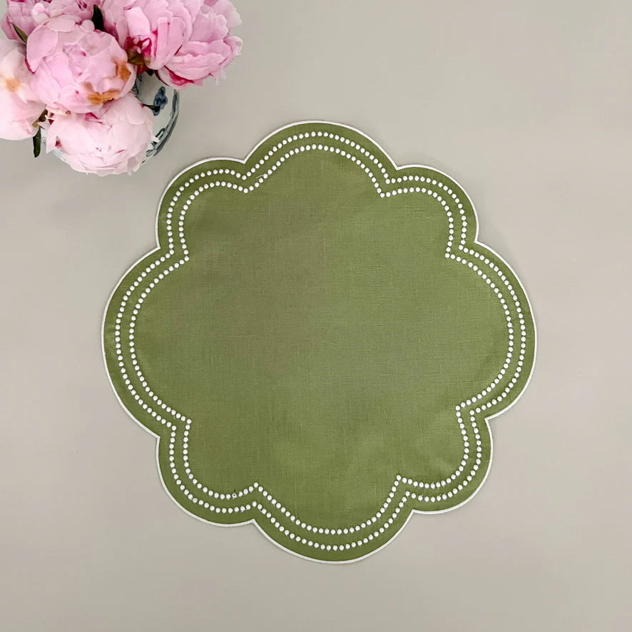 Double Dot Scallop Circle Placemat