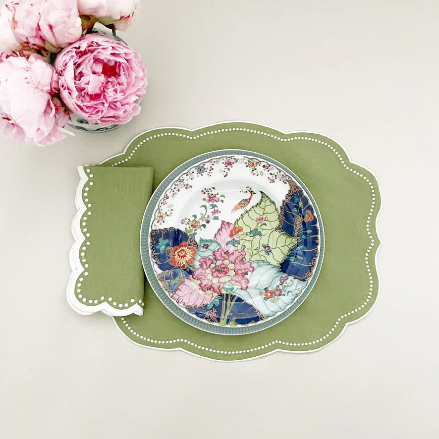 Scalloped Oval Single Dot Placemat