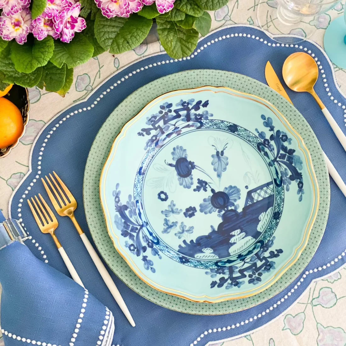 Scalloped Oval Single Dot Placemat