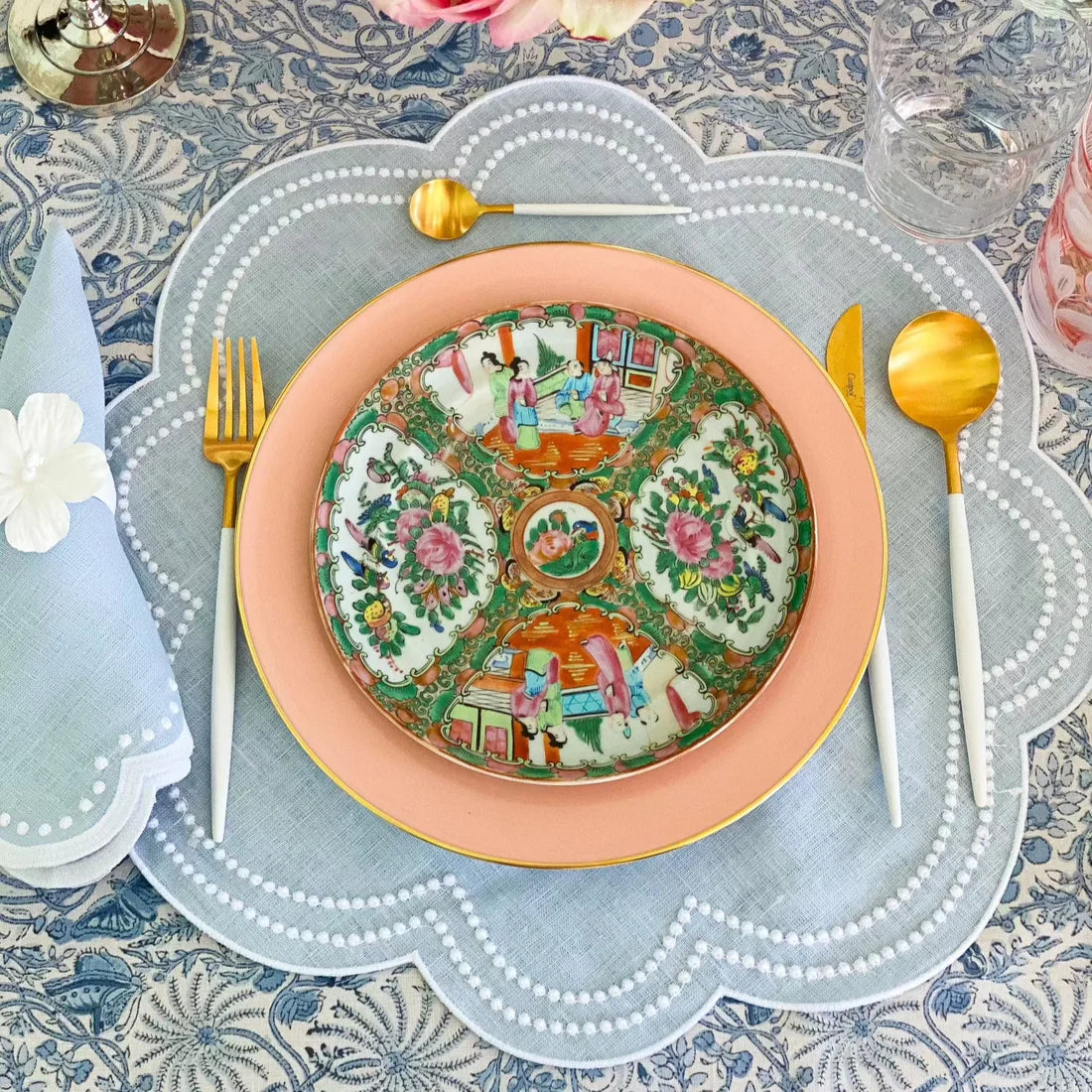 Double Dot Scallop Circle Placemat